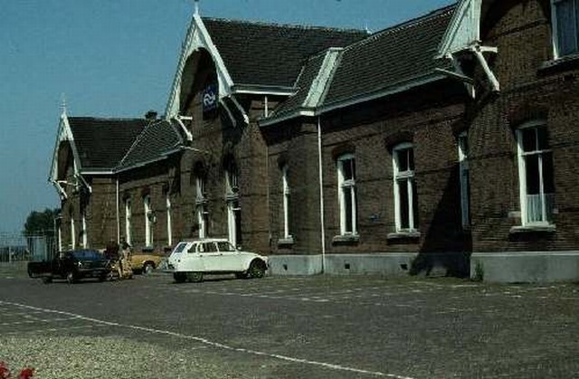 station Elst Dia (35566) straatzijde. 3 april 1972.