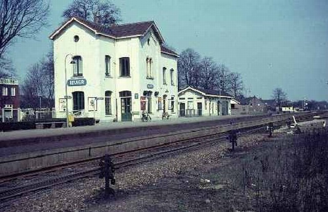 station Reuver Dia (30839) perronzijde. 28 maart 1965.