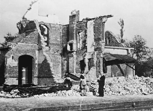 station Vierlingsbeek Op 27 September 1944 raakte Vierlingsbeek betrokken bij een infanterieslag met overvloedige ondersteuning van tanks, vooral aan de geallieerde zijde. Tijdens deze veldslag liep o.a. het stationsgebouw zware schade op, zo groot dat het gebouw geheel gesloopt werd.