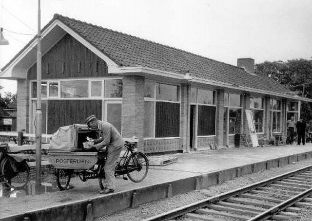 station Zwaagwesteinde In 1955 werd dit wachtlokaal gebouwd, detail in de foto is dat de deuren nog geplaatst moeten worden.