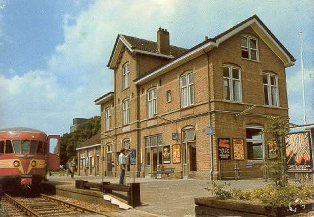 station Aalten Perronzijde met trein