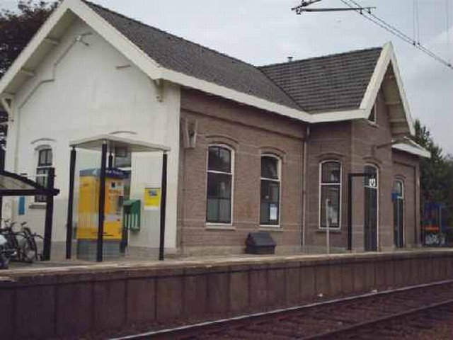 station Arkel 28 augustus 2003.<p>
Perronzijde vanaf de overkant van het spoor.