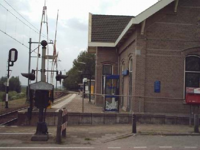 station Arkel 28 augustus 2003.<p>
Zijkant (oost) met emplacement (slechts een spoor)