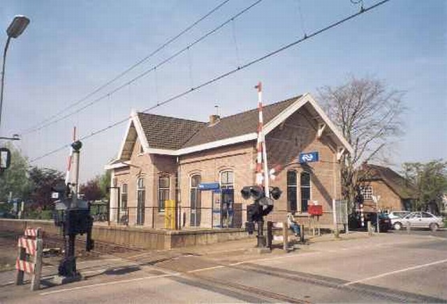 station Arkel Perronzijde. Vroeger werd in het station gewoond. Tegenwoordig is er een reclameburo in gevestigd.