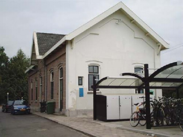 station Arkel 28 augustus 2003.<p>
Straatzijde zijkant (west)