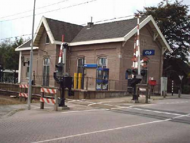 station Arkel 28 augustus 2003.<p>
Perronzijde vanaf de overweg.