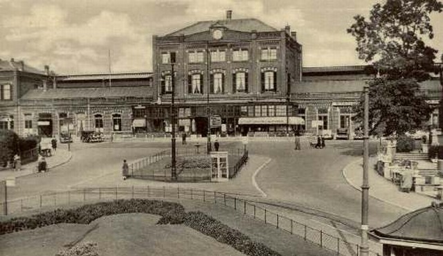 station Arnhem Straatzijde met voorplein