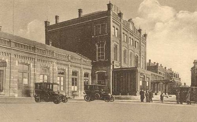 station Arnhem Straatzijde met enige oldtimers op de voorgrond (toen nog moderne auto's)