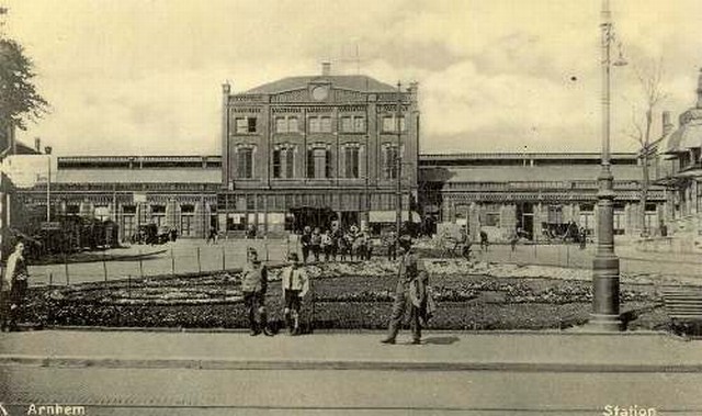 station Arnhem Ansichtkaart. Straatzijde met voorplein