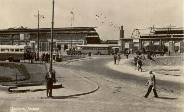 station Arnhem Straatzijde. De restanten van het eens zo imposante station van Arnhem staan er nog. De rest is weggevaagd tijdens de harde gevechten van de tweede wereldoorlog. Het hele middendeel van het gebouw is verdwenen.