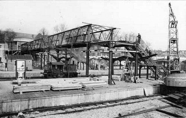 station Arnhem De bouw van de brug over de sporen.