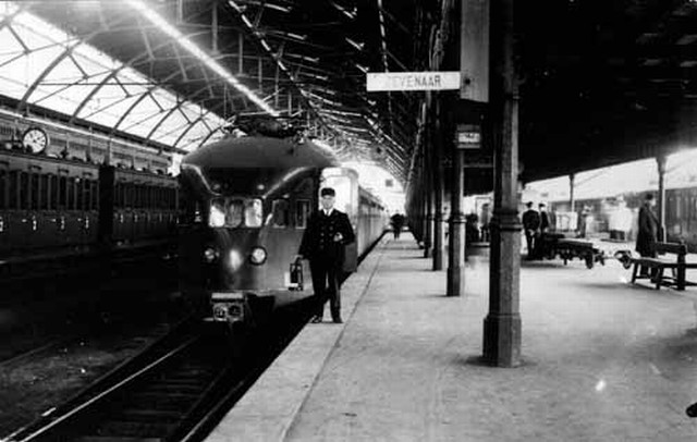 station Arnhem De trein naar Zevenaar onder de kap.