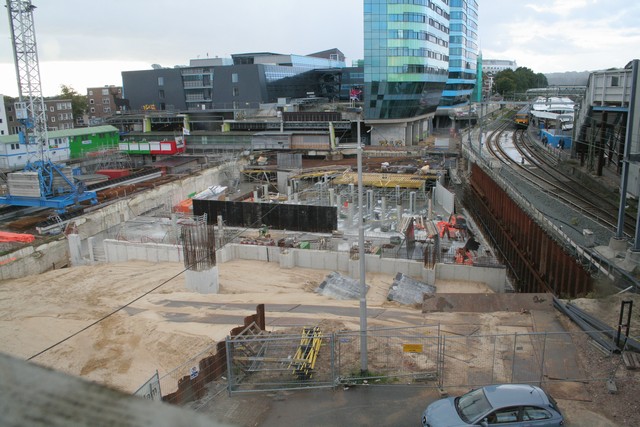 station Arnhem Centraal bouwput van het onvoltooide nieuwe stationsgebouw