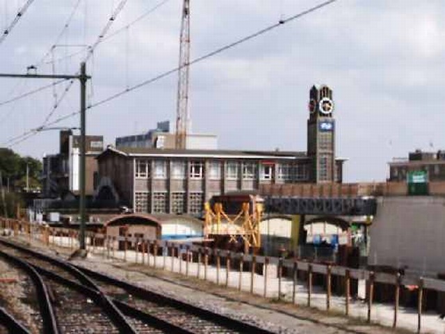 station Arnhem 26 augustus 2003.<p>
Foto genomen vanaf het porron richting de nieuwbouw en het oude station.