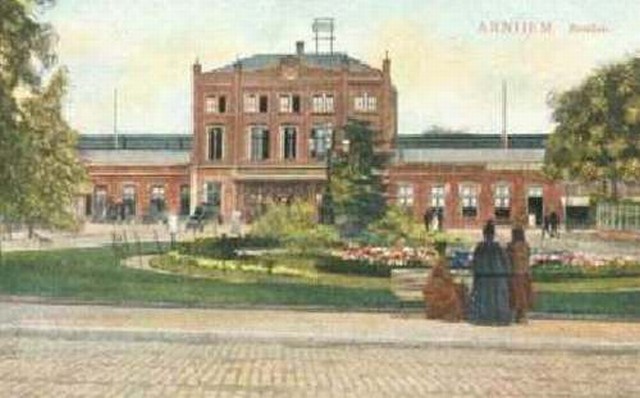 station Arnhem Centraal Straatzijde met voorplein