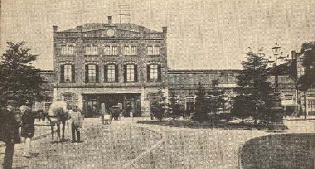 station Arnhem Straatzijde met voorplein