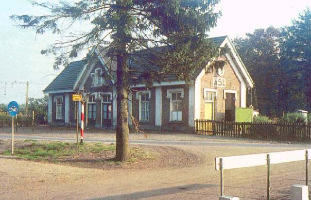 halte Assel Straatzijde van haltegebouw Assel, lang na de opheffing van de halte.
