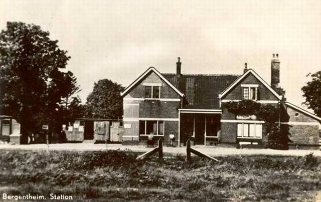 station Bergentheim Ansichtkaart. Perronzijde station Bergentheim kort na de oorlog. Duidelijk te zien de oorlogsschade die door een bombardement is veroorzaakt. Hierbij is de oude houten goederenloods vernield.