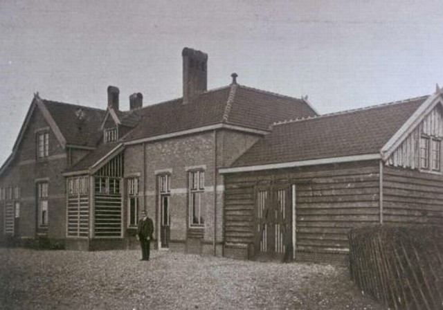 station Bergentheim Ansichtkaart van straatzijde station Bergentheim. Voor het station de toenmalige stationschef H.C. Graste. Goed te zien is de verbouwing van 1907, waarbij de houten goederenloods werd gebouwd.