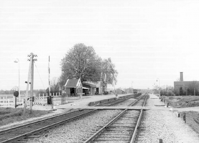 station Bergentheim RA100-04 22-4-60<P>Foto van het emplacement van station Bergentheim. Op de voorgrond het toiletgebouwtje. Op de achtergrond is een goederenwagen te zien die op een zijspoor staat.