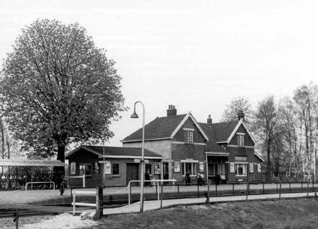 station Bergentheim RA100-03 22-4-60<P>Foto van perronzijde van station Bergentheim