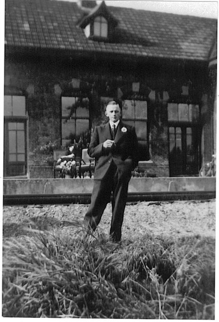 stopplaats Blija bron: Betty DeWeerd (Canada).
Zij schrijft<p><i>I have attached a picture of my father, Gerrit Beintema, standing in front of the station in Blija. He was the son of Johannes Beintema and Trintje Hoogterp. He lived in the station with his family in the late thirties(?) and the early forties. An excerpt from a story by a young Jewish girl says that she was hidden here during the second world war by the Beintema family. My father and my mother, Jitske Reitsma, were married in 1945 and lived in a section of the station with my grandparents and the rest of the family. My two oldest brothers lived here also. They all immigrated to Canada in 1949.