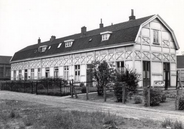 station Breda Een foto van het eerste station van Breda, dat nog tot ver in de twintigste eeuw heeft bestaan, zij het reeds lang buiten gebruik. Het was toen na Valkenburg het oudste station in Nederland.
