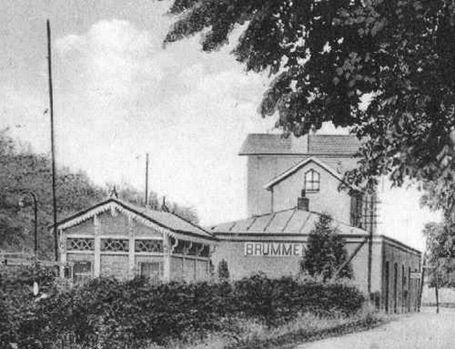 station Brummen Ansichtkaart. Straatzijde met zijkant (zuid)