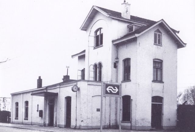 station Brummen Regionaal Archief Zutphen, Netherlands - CC BY-SA.
https://www.europeana.eu/item/2021629/https___erfgoedcentrumzutphen_nl_onderzoeken_beeldbank_detail_17a4c562_f2e3_561b_a7c9_cbf4592f2fea