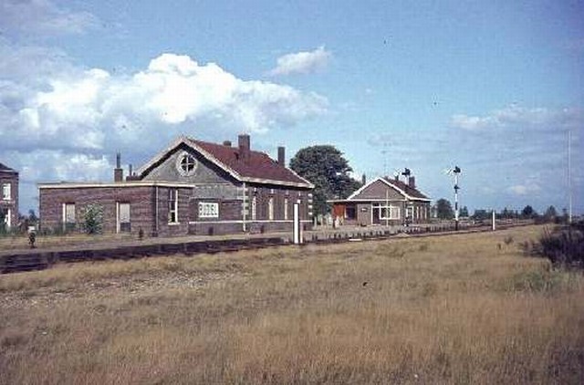 station Budel Dia (27557) perronzijde. 20 september 1964.