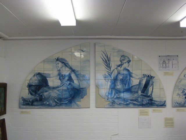 station Delft dit tegeltableau, voorstellende de Telegraphie en de Delftse Stedemaagd, is bij de modernisering van 1952 verwijderd en is nu, gerestaureerd, te vinden in het Nederlands Tegelmuseum in Otterlo.
Oorspronkelijk zat dit tableau boven de loketten.