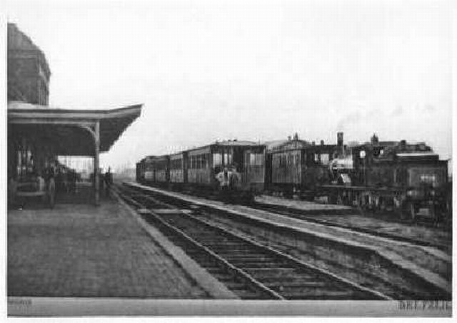 station Delfzijl Perronzijde met treinen