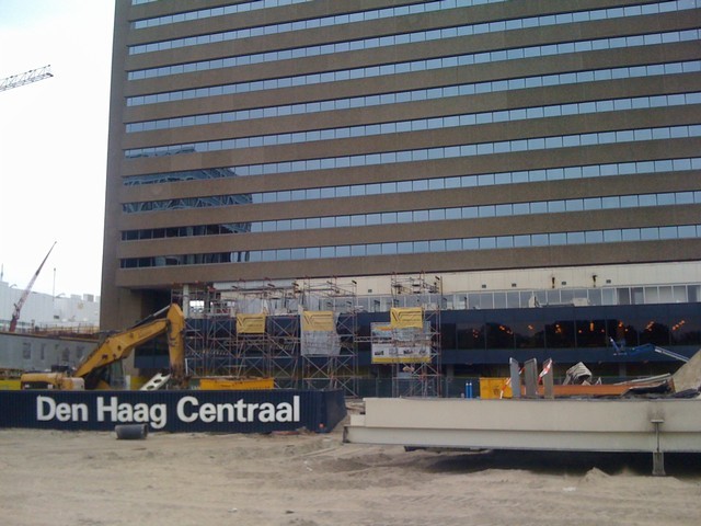 station Haag Centraal De luifel aan de voorzijde wordt gesloopt.