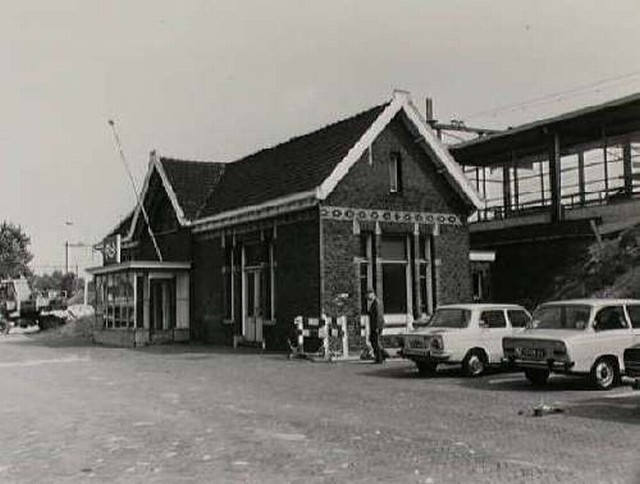 station Haag Laan van NOI Deze foto laat het station zien, zoals het er uit zag in de jaren 60-70.
Dirk Krommenhoek tegenwoordig woonachtig in Nieuw Zeeland was toendertijd hier lokettist. Hij vertelt:<br>
<i>Er waren 2 loketten in het halletje aan het begin van de tunnel, die naar de perrons leidde.Verder was er een fietsenhok en een wc.Voor de eerste treinen zat je er alleen, maar voor de drukkere spitsuren kwam er een tweede lokettist in dienst.Ook was er gedurende de dag een assistent, die de plaatsbewijzen controleerde op datum en juiste traject, en deze dan innam maar vooral ook oplette, dat uitzwaaiers een geldig perronkaartje hadden.'s Avonds zat je weer alleen totdat de laatste trein binnenkwam.Pas dan kon ook de laatste tram vertrekken voor de laatste rit.</i>