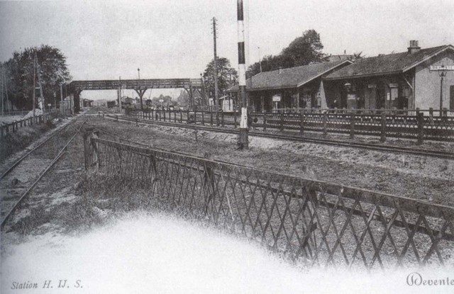 station Deventer Dit is het tweede station van deventer geweest. Eigenaar was de HYSM.
De brug links op de foto was pure noodzaak om snel over te kunnen stappen
en verder te reizen met de Staats Spoorwegen.
Met SS van Deventer naar Apeldoorn -of Zutphen, en met HYSM naar Zwolle -of Enschede
Het station was gelegen net rechts voor het eerste Staats spoor station , (voor het huidige viaduct) gezien vanaf de zutphense zijde.
Het HYSM station bestaat uit twee delen, dit komt door een noodzakelijke uitbreiding voor hoofdzakelijk goederen.Het deel aan deze kant (met schoorsteen) is de uitbreiding.
Op de foto is ook goed te zien dat de sporen van SS en HYSM gescheiden waren en niet samen bereden werden, aan deze kant van het hek is SS terrein en aan de andere kant HYSM terrein.
Het huidige station ligt ongeveer op de plaats van het SS station.