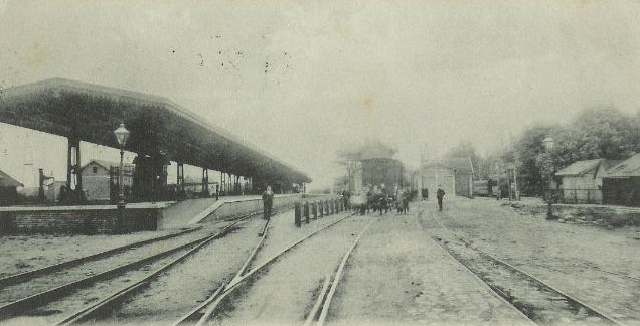 station Dieren Op de achtergrond het station van de KNLS. De enige afbeelding die ik ken waarop dit station staat afgebeeld. Op deze foto dus alle drie de stations van Dieren in een plaatje.