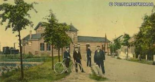 station Doetinchem Blijkbaar was de aanbouw aan het station eerst alleen een verdieping hoog, later is deze verhoogd.