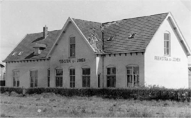 station Dokkum- Aalsum Perronzijde van station in vervallen staat. Vooral het daktakelt af. Op de plaatsen waar in oude tijden de stationsnaam stond staat de bedrijfsnaam van de eigenaar van het stationsgebouw: 'Feenstra & zonen'.