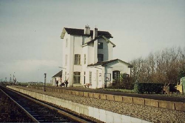 station Dronryp Perronzijde met tweede perron (laag met grind) duidelijk zichtbaar.