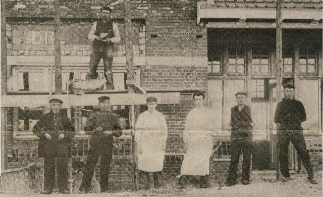 stopplaats Drouwen Station Drouwen in aanbouw. Bij de opening van de lijn had de NOLS niet voorzien in een stationsgebouwtje in Drouwen (bij Bronneger). Het verkeer viel echter zo mee dat besloten werd in 1907 toch een stationsgrbouw te plaatsen. Hier is men bezig de laatste hand te leggen aan onder andere het tegeltableau.<P>
Omdat er in 1906 een laad en los spoor kwam, moest er ook een man het wissel bedienen, zodat kon worden voorkomen dat het wissel ook door derden omgelegd kon worden. Omdat hij er ook moest wonen heeft men besloten dit station te bouwen. Het is voor de 2e wereldoorlog al weer afgebroken.