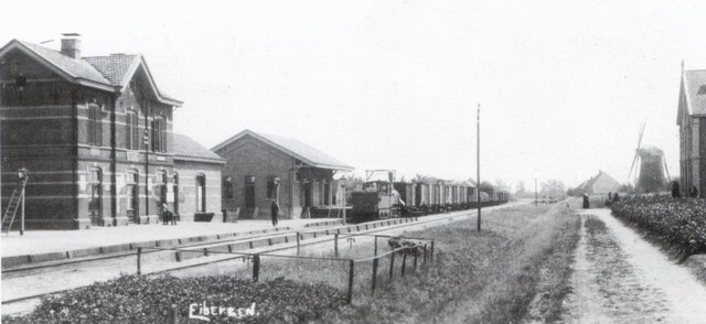 station Eibergen Het stationsemplacement te Eibergen.Rechts de nog onverharde Parallelweg.Op de achtergrond de molen van Prins.Gehaal rechts de voormalige sigarenfabriek.Alle gebouwen en molen zijn verdwenen.