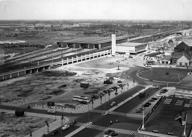station Eindhoven Centraal Herinrichting stationsplein met links het nieuwe station en rechts het oude. Duidelijk is te zien dat het station verplaatst is.