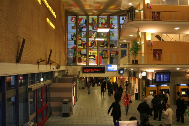 station Eindhoven Centraal Hal met ingang van de tunnel