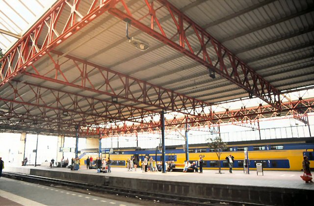station Eindhoven Centraal detail van de perronoverkappingen met militaire hulpbruggen uit WOII