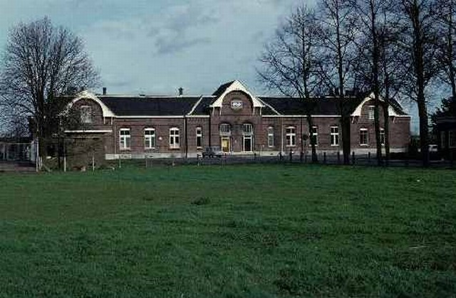 station Elst Dia (35566) straatzijde. 19 augustus 1978.