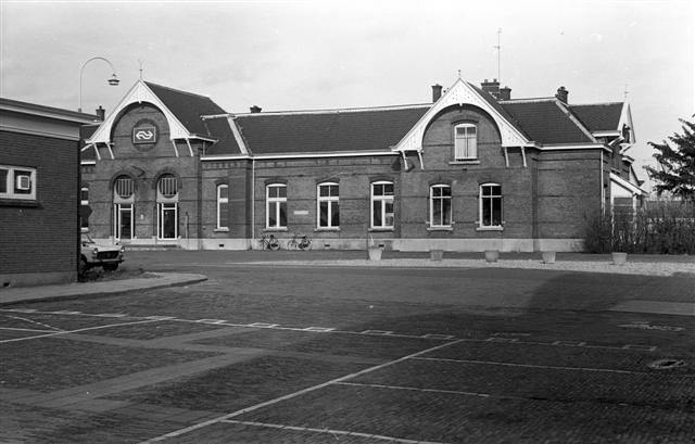 station Elst