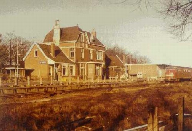 station Emmen Perronzijde met trein en Van Gend & Loos Loods.