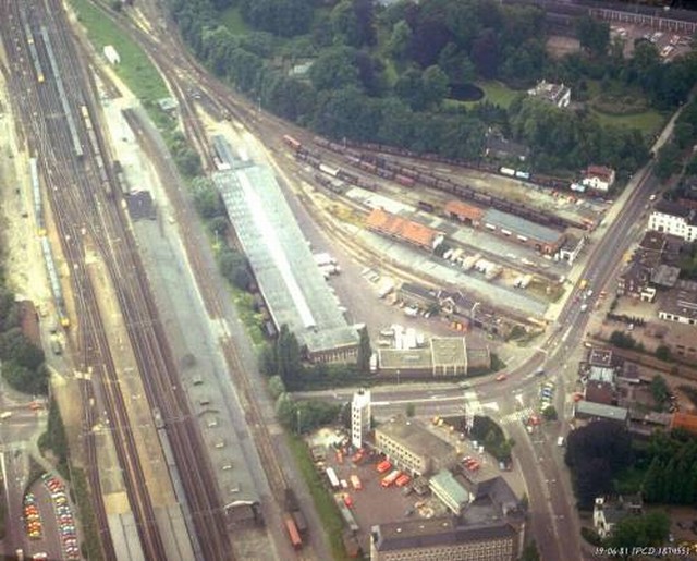 station Enschede Noord Luchtfoto van het stationsgebied met ongeveer in het midden van de foto het stationsgebouw.