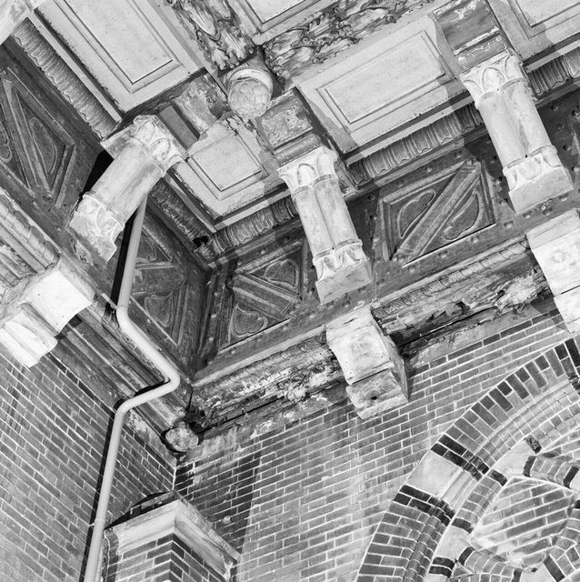 station Groningen AJ van der Wal - De imposante hal is in de jaren 60 nogal lelijk verbouwd. Het is voorzien van een doos, waarmee de prachtig plafonds aan het zicht werden onttrokken. Alleen vanuit het personeelsverblijf boven op de inbouw bleef de pracht zichtbaar. Het is in de loop der jaren behoorlijk in verval geraakt, totdat het in 2000 werd gerestaureerd.