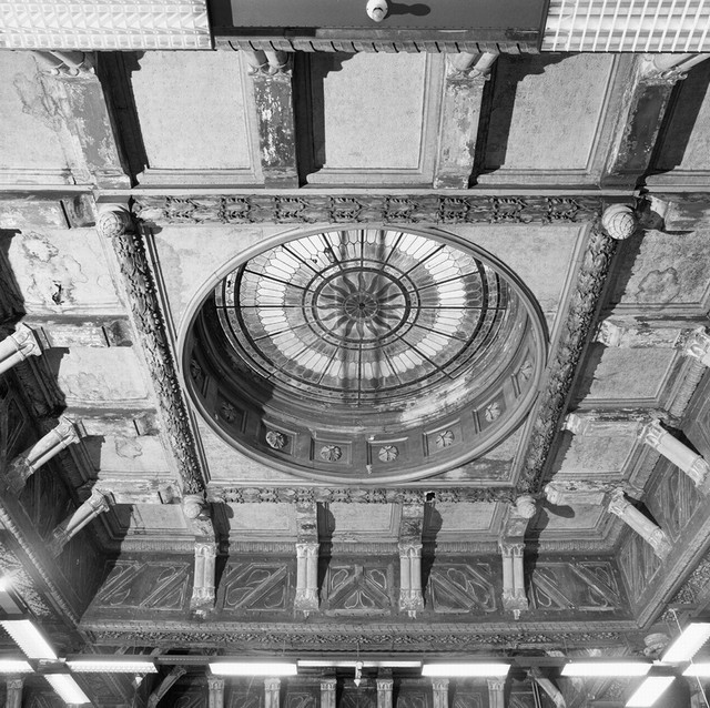 station Groningen AJ van der Wal - De imposante hal is in de jaren 60 nogal lelijk verbouwd. Het is voorzien van een doos, waarmee de prachtig plafonds aan het zicht werden onttrokken. Alleen vanuit het personeelsverblijf boven op de inbouw bleef de pracht zichtbaar. Het is in de loop der jaren behoorlijk in verval geraakt, totdat het in 2000 werd gerestaureerd.